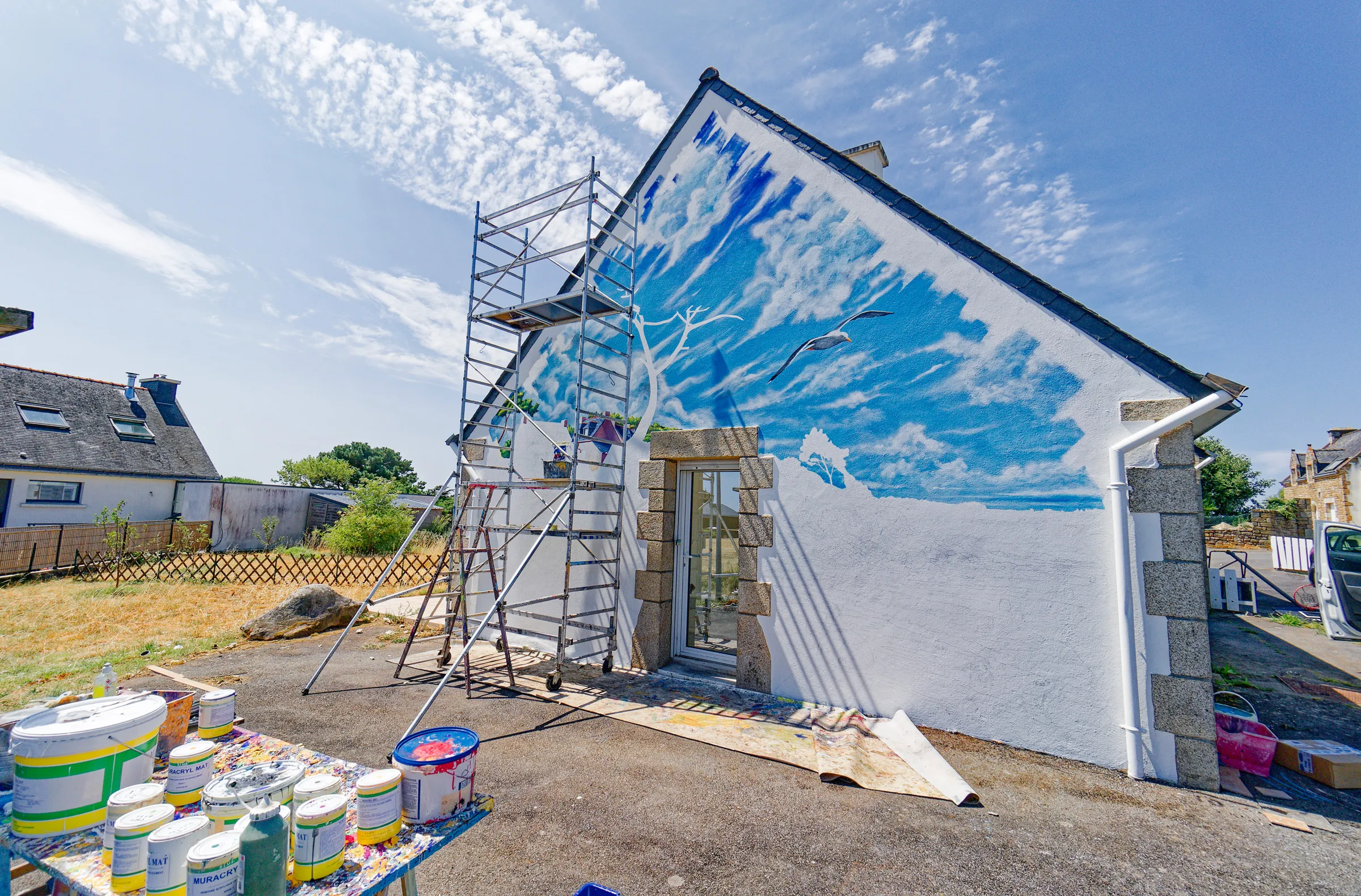 Fresque murale trompe-l'œil paysage maritime peinte sur un pignon entre Carnac et Plouharnel, Morbihan